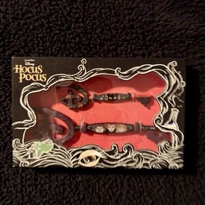 Disney Hocus Pocus Black and White Collectible Key Set